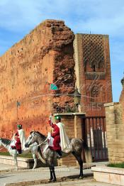 Image du Maroc Professionnelle de  Deux cavaliers de la garde royale devant l'entrée de l'esplanade de la mosquée (Tour Hassan) qui fît construite à la fin du XIIe siècle par le Sultan Yacoub el Mansour (dynastie Almohade) désireux de construire la plus grande mosquée du monde doté de 400 colonnes, la construction n’a pas été achevé suite à la mort du sultan en 1199, La tour Hassan est le symbole de Rabat son esplanade abrite le Mausolée Mohammed V de Rabat, Jeudi 1er Mars 2007. (Photo / Abdeljalil Bounhar)
